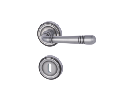 Kljuka scarlet kov siv